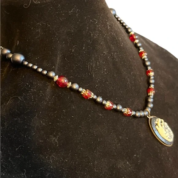 Hand crafted anatomical heart faux pearl necklace - Picture 5 of 9